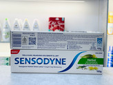خمیردندان سنسوداین Herbal با عصاره اکالیپتوس و رازیانه – Sensodyne Herbal 100g